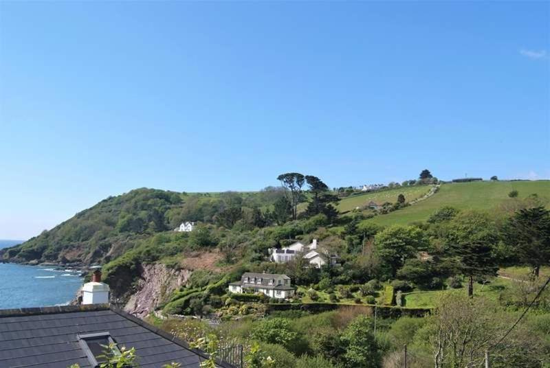 Cosy Beachfront Retreat With Stunning Sea Views & Free Access To A Local Indoor Pool Talland Luaran gambar