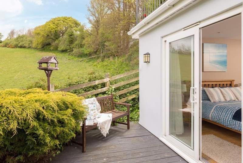 Cosy Beachfront Retreat With Stunning Sea Views & Free Access To A Local Indoor Pool Talland Luaran gambar