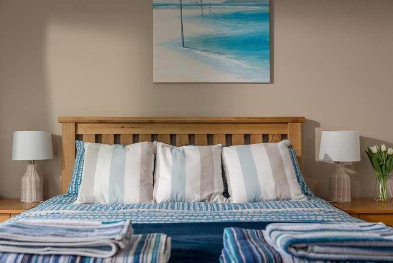 Cosy Beachfront Retreat With Stunning Sea Views & Free Access To A Local Indoor Pool Talland Luaran gambar