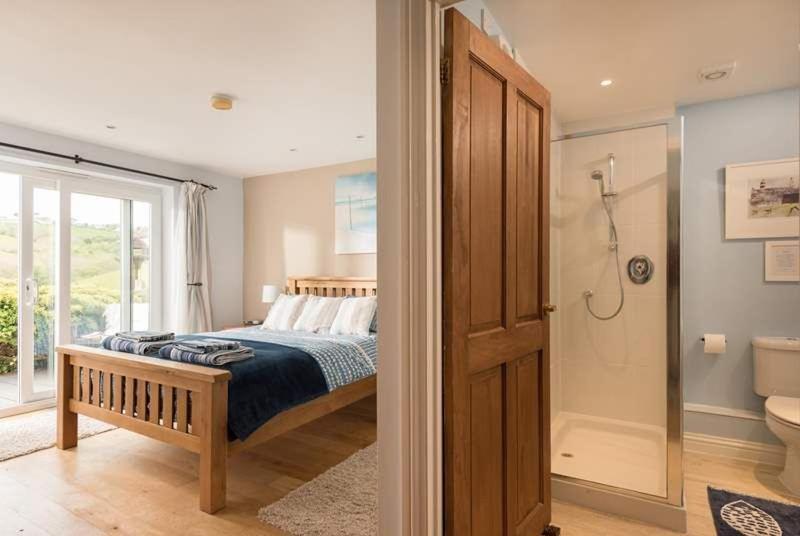 Cosy Beachfront Retreat With Stunning Sea Views & Free Access To A Local Indoor Pool Talland Luaran gambar