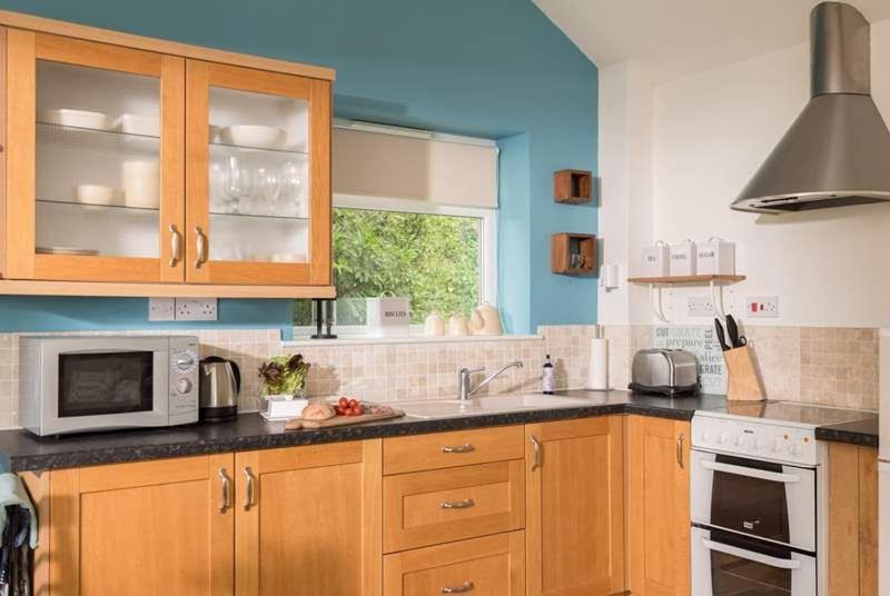 Cosy Beachfront Retreat With Stunning Sea Views & Free Access To A Local Indoor Pool Talland Luaran gambar
