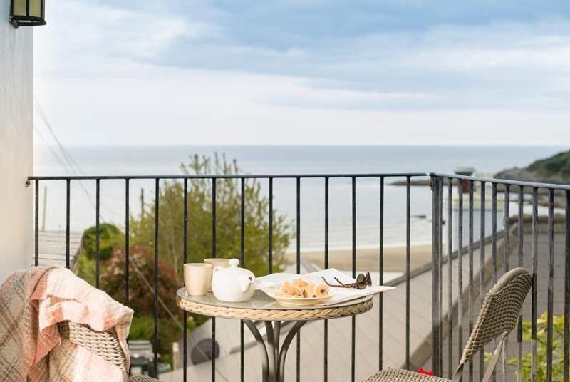 Cosy Beachfront Retreat With Stunning Sea Views & Free Access To A Local Indoor Pool Talland Luaran gambar