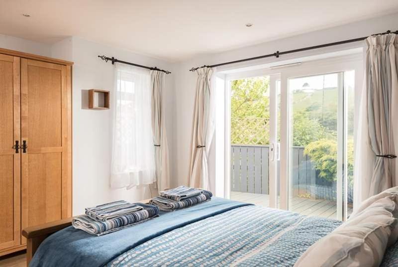 Cosy Beachfront Retreat With Stunning Sea Views & Free Access To A Local Indoor Pool Talland Luaran gambar