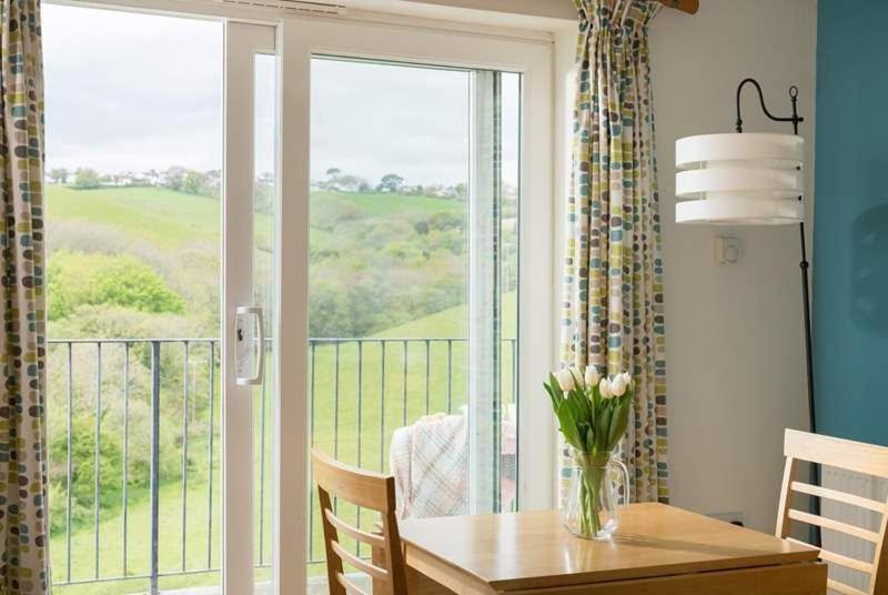 Cosy Beachfront Retreat With Stunning Sea Views & Free Access To A Local Indoor Pool Talland Luaran gambar