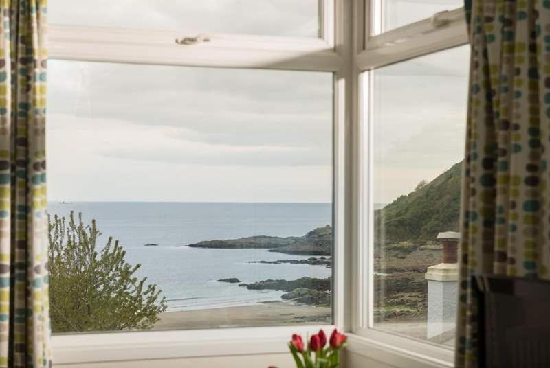 Cosy Beachfront Retreat With Stunning Sea Views & Free Access To A Local Indoor Pool Talland Luaran gambar