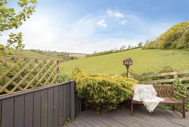 Cosy Beachfront Retreat With Stunning Sea Views & Free Access To A Local Indoor Pool Talland Luaran gambar
