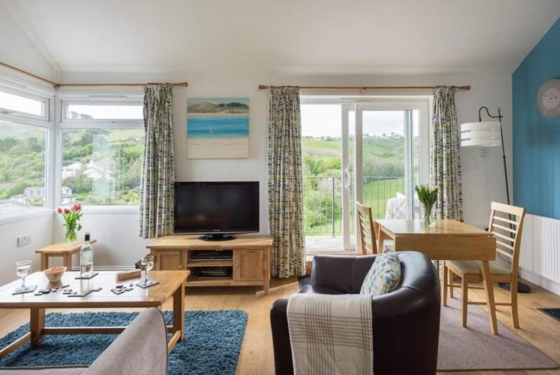 Cosy Beachfront Retreat With Stunning Sea Views & Free Access To A Local Indoor Pool Talland Luaran gambar
