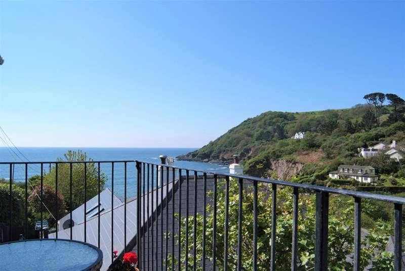 Cosy Beachfront Retreat With Stunning Sea Views & Free Access To A Local Indoor Pool Talland Luaran gambar