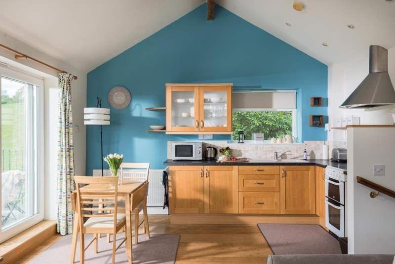 Cosy Beachfront Retreat With Stunning Sea Views & Free Access To A Local Indoor Pool Talland Luaran gambar