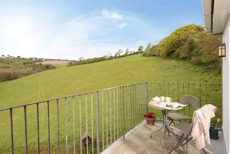 Cosy Beachfront Retreat With Stunning Sea Views & Free Access To A Local Indoor Pool Talland Luaran gambar