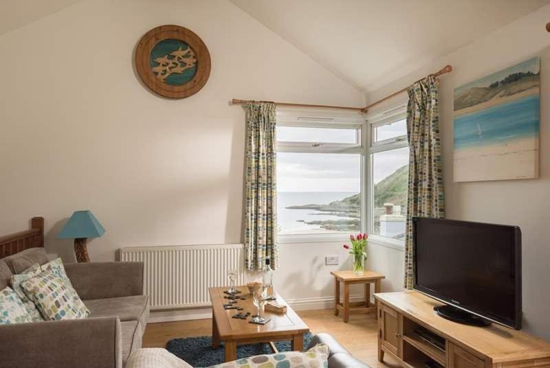 Cosy Beachfront Retreat With Stunning Sea Views & Free Access To A Local Indoor Pool Talland Luaran gambar
